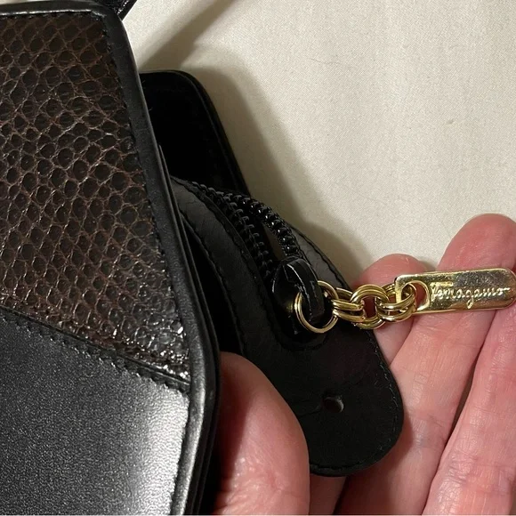 Authentic Vintage Ferragamo Sophisticated Black Leather Bag with Gold Hardware - Picture 4 of 16